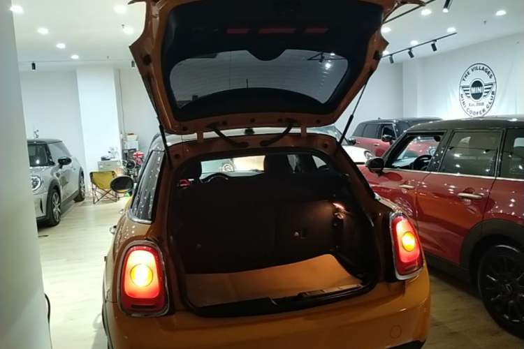 Used MINI 2015 1.5T COOPER Fun Five-Door Edition Trunk