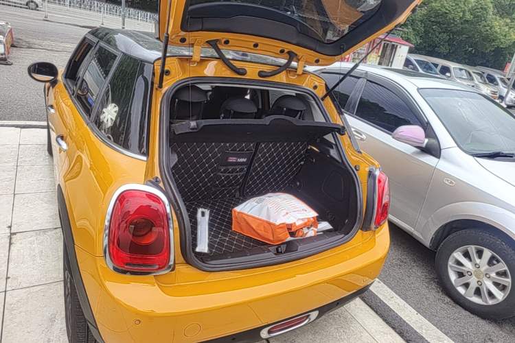 Used MINI 2015 1.5T COOPER Fun Five-Door Edition Trunk