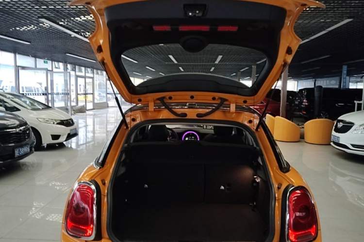 Used MINI 2015 1.5T COOPER Fun Five-Door Edition Trunk