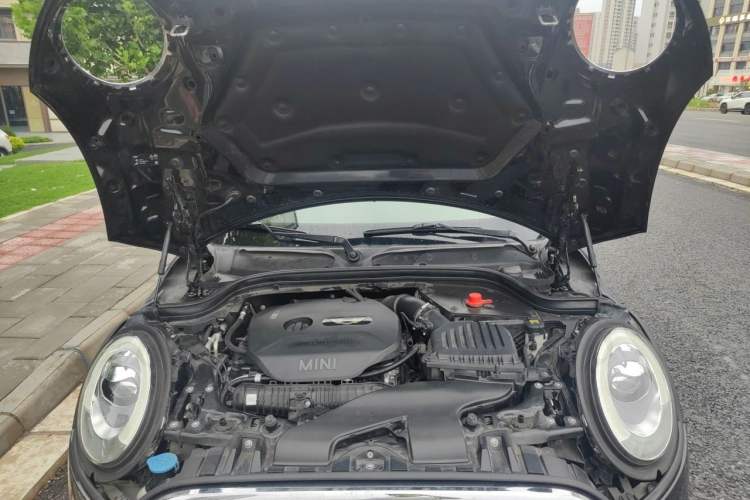 Used MINI 2016 2.0T COOPER S Pioneer Edition Five-Door Model Engine Bay