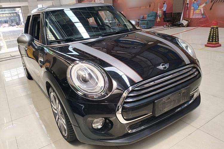 Used MINI 2016 1.5T COOPER SEVEN Five-Door Edition Front Right 45 Deg