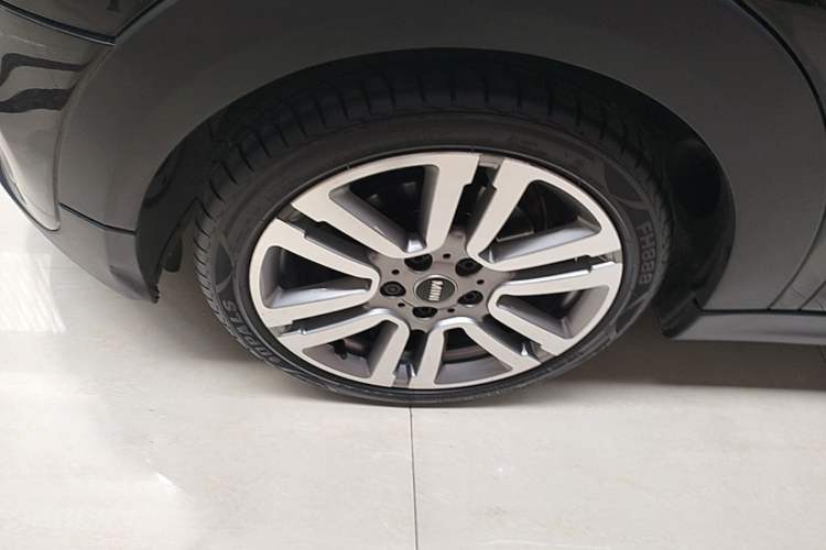 Used MINI 2016 1.5T COOPER SEVEN Five-Door Edition Left Front Wheel Hub