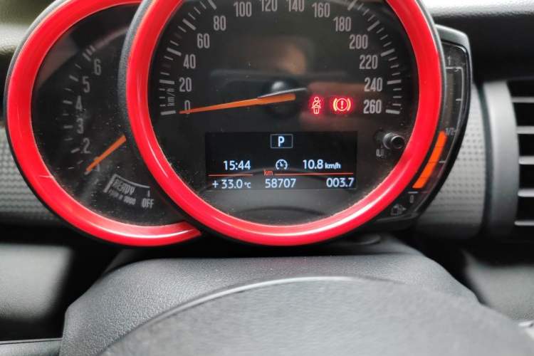 Used MINI 2016 1.5T COOPER Five-Door Edition Odometer Close Up