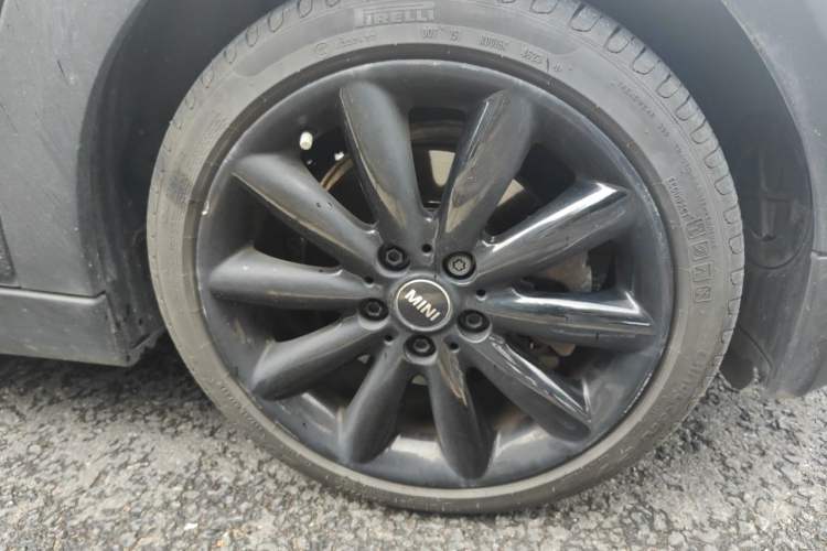 Used MINI 2016 2.0T COOPER S Pioneer Edition Five-Door Model Right Front Wheel Hub