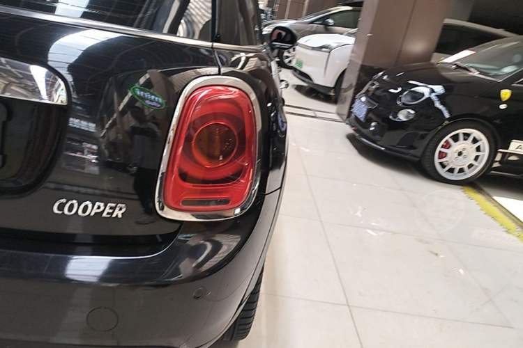 Used MINI 2016 1.5T COOPER SEVEN Five-Door Edition Right Rear Taillight