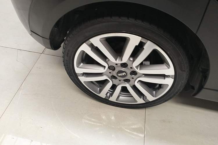Used MINI 2016 1.5T COOPER SEVEN Five-Door Edition Right Rear Wheel Hub