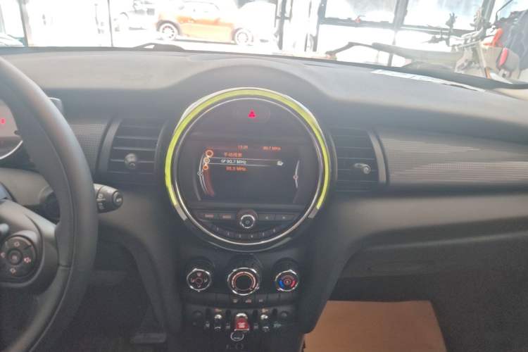 Used MINI 2016 1.5T COOPER Five-Door Edition Audio And AC Panel