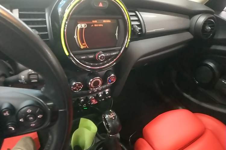 Used MINI 2016 1.5T COOPER Five-Door Edition Audio And AC Panel