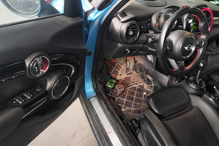 Used MINI 2016 2.0T COOPER S Pioneer Edition Five-Door Model Driver Seat