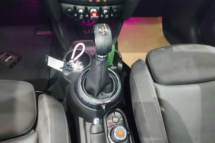 Used MINI 2016 1.5T COOPER Five-Door Edition Gear Lever