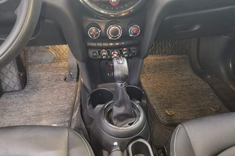 Used MINI 2016 1.2T ONE Pioneer Edition Gear Lever