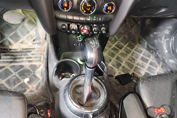 Used MINI 2016 2.0T COOPER S Pioneer Edition Five-Door Model Gear Lever