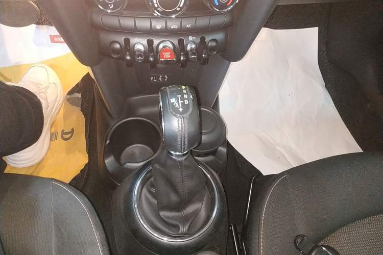 Used MINI 2016 1.2T ONE Pioneer Edition Gear Lever