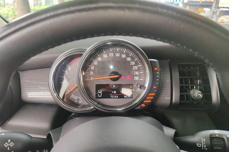 Used MINI 2016 1.5T COOPER Five-Door Edition Instrument Cluster