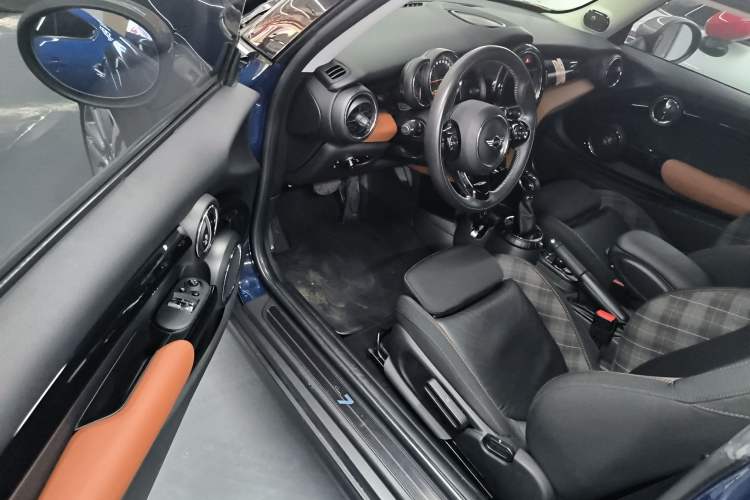 Used MINI 2016 1.5T COOPER SEVEN Interior 3