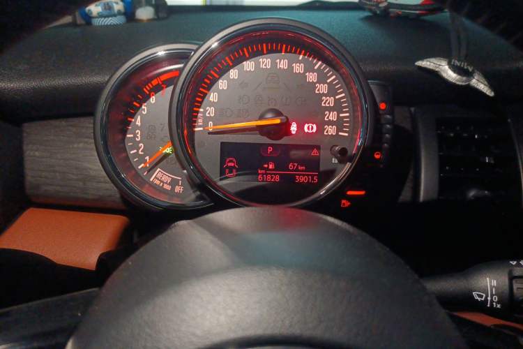 Used MINI 2016 2.0T COOPER S SEVEN Five-Door Edition Odometer Close Up