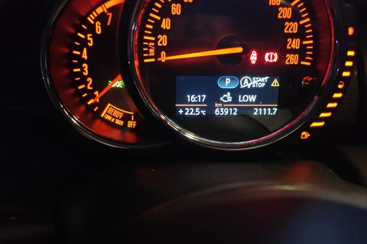 Used MINI 2016 1.5T COOPER Odometer Close Up