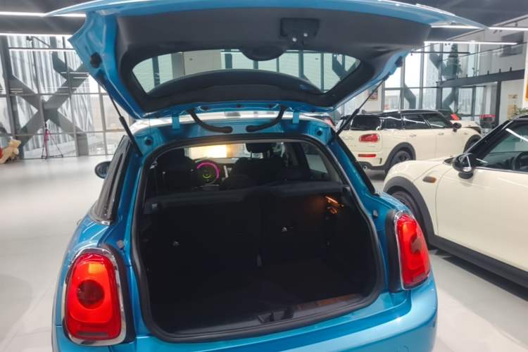 Used MINI 2016 1.5T COOPER Five-Door Edition Trunk