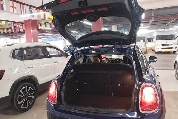 Used MINI 2016 1.5T COOPER Five-Door Edition Trunk