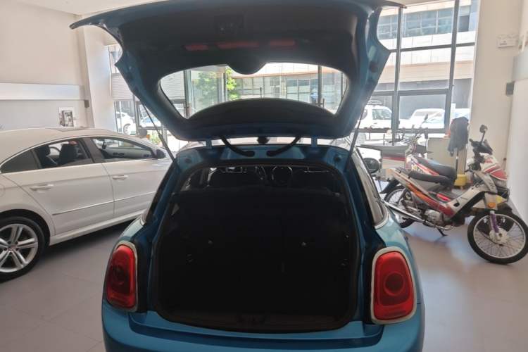 Used MINI 2016 1.5T COOPER Five-Door Edition Trunk