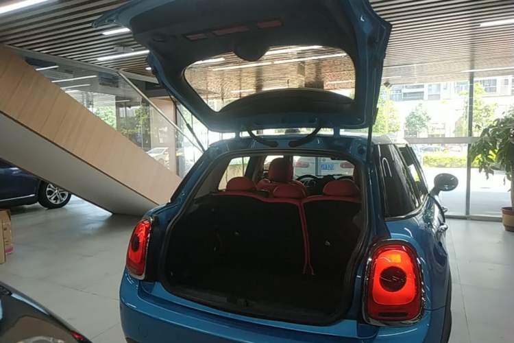 Used MINI 2016 1.5T COOPER Five-Door Edition Trunk