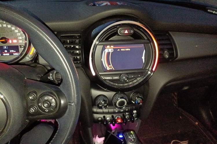 Used MINI 2016 1.5T COOPER Five-Door Edition Audio And AC Panel