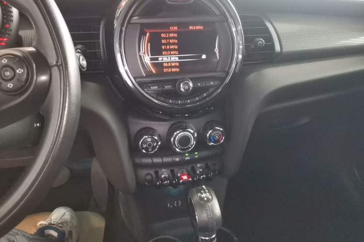 Used MINI 2016 1.5T COOPER Five-Door Edition Audio And AC Panel