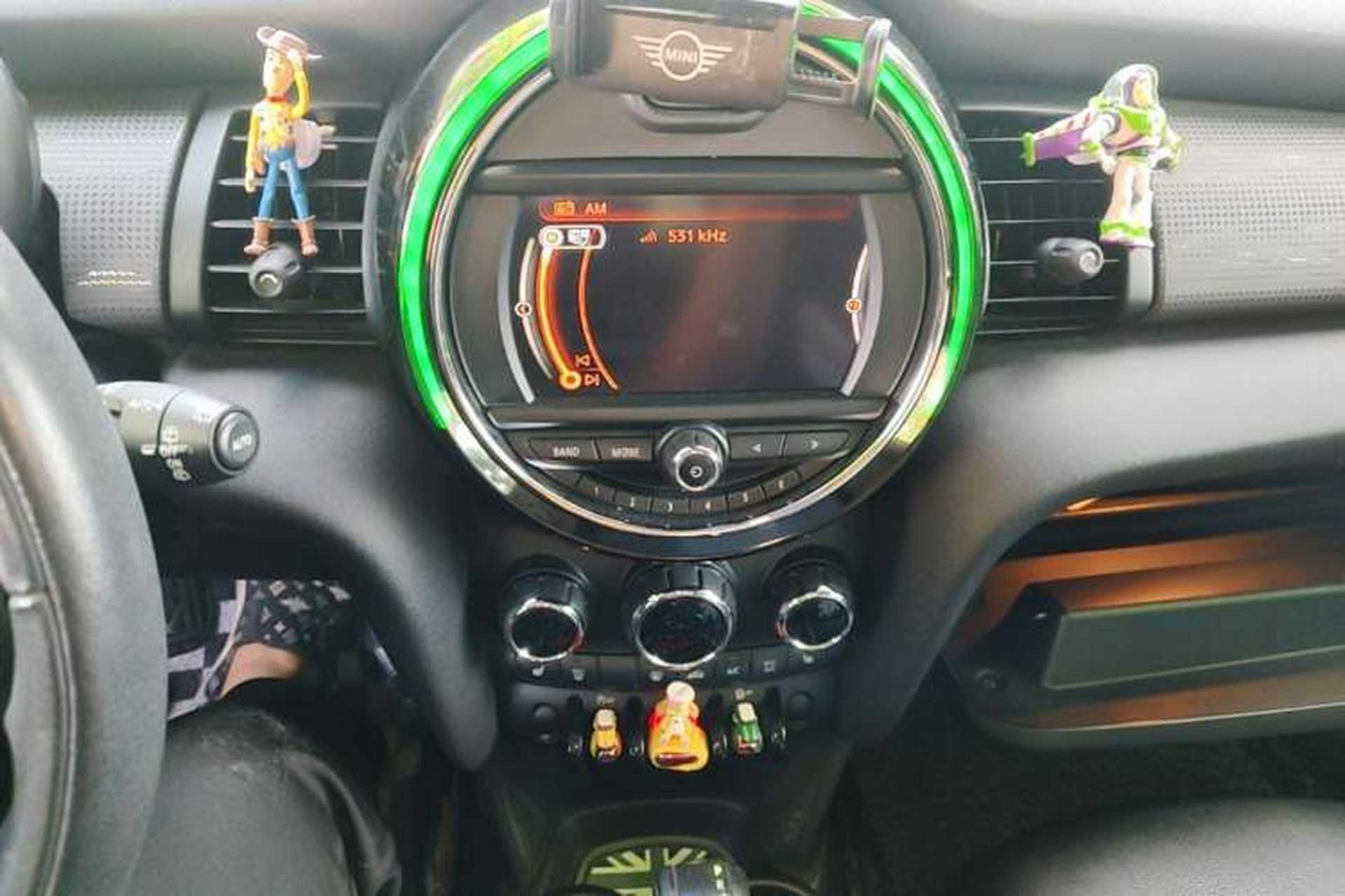 Used MINI 2016 1.5T COOPER Five-Door Edition Audio And AC Panel
