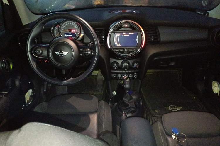 Used MINI 2016 1.5T COOPER Five-Door Edition Center Console