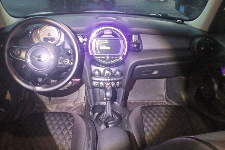 Used MINI 2016 1.5T COOPER Five-Door Edition Center Console