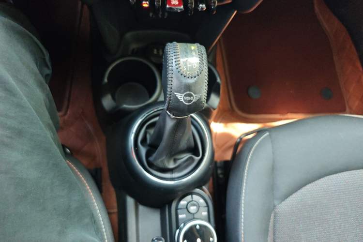Used MINI 2016 1.2T ONE Pioneer Edition Gear Lever