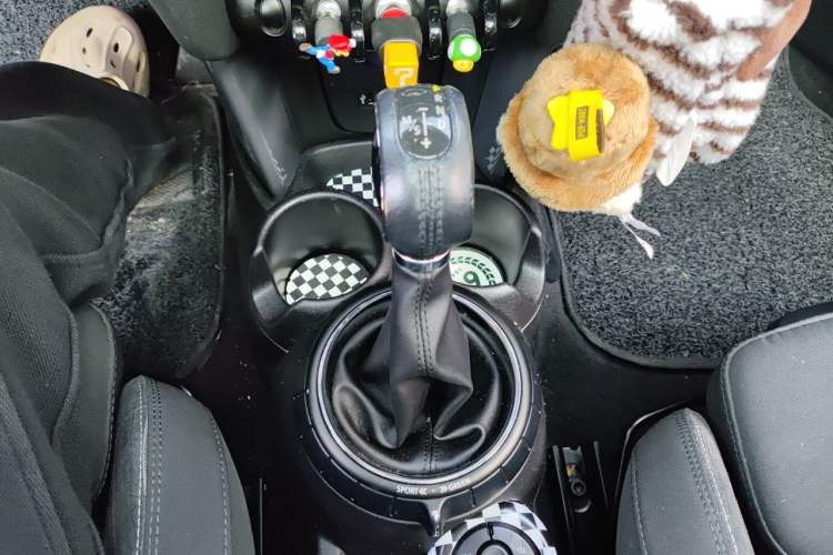 Used MINI 2016 1.5T COOPER Pioneer Edition Five-Door Model Gear Lever