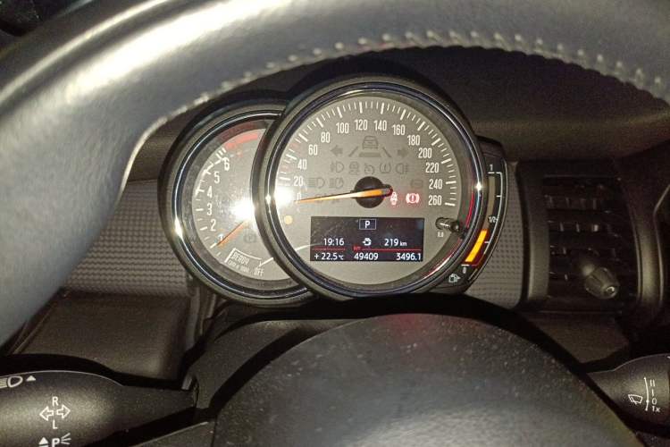 Used MINI 2016 1.5T COOPER Five-Door Edition Instrument Cluster