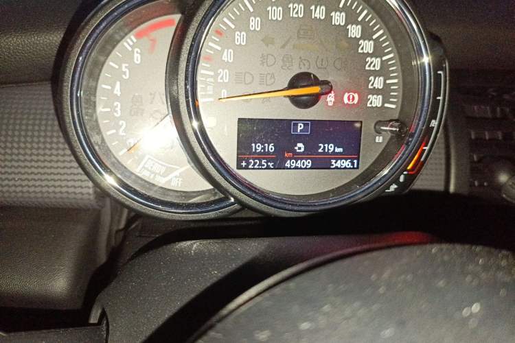 Used MINI 2016 1.5T COOPER Five-Door Edition Odometer Close Up