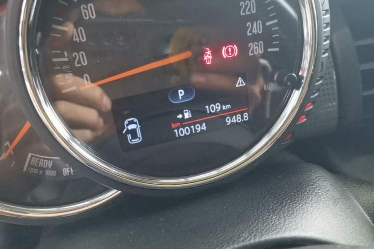 Used MINI 2016 1.5T COOPER Five-Door Edition Odometer Close Up