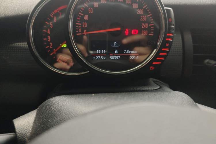 Used MINI 2016 1.5T COOPER Five-Door Edition Odometer Close Up