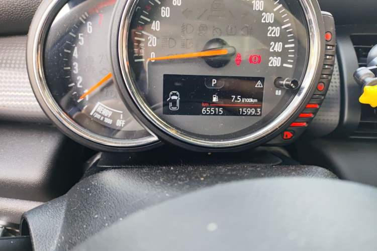 Used MINI 2016 1.5T COOPER Pioneer Edition Five-Door Model Odometer Close Up