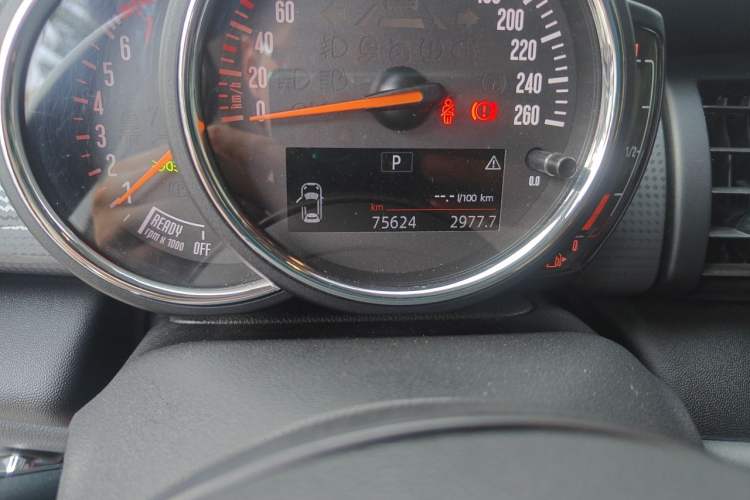 Used MINI 2016 1.5T COOPER Odometer Close Up