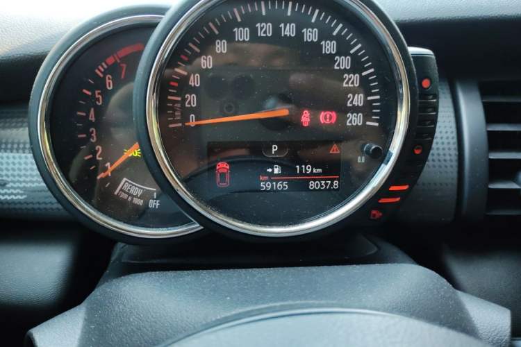 Used MINI 2016 1.5T COOPER Five-Door Edition Odometer Close Up