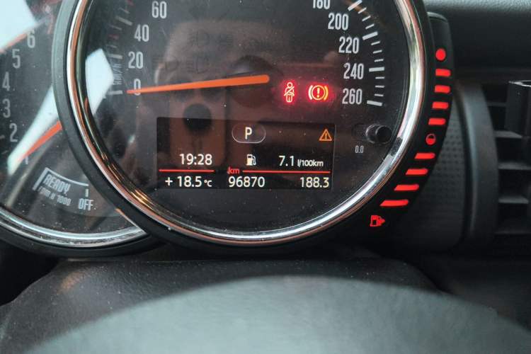 Used MINI 2016 1.5T COOPER Five-Door Edition Odometer Close Up