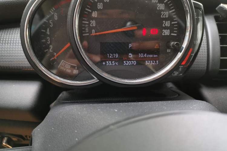 Used MINI 2016 1.5T COOPER Odometer Close Up