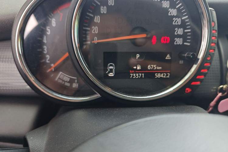 Used MINI 2016 1.5T COOPER Five-Door Edition Odometer Close Up