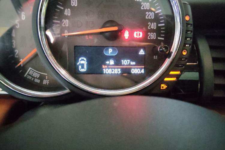 Used MINI 2016 1.5T COOPER SEVEN Odometer Close Up