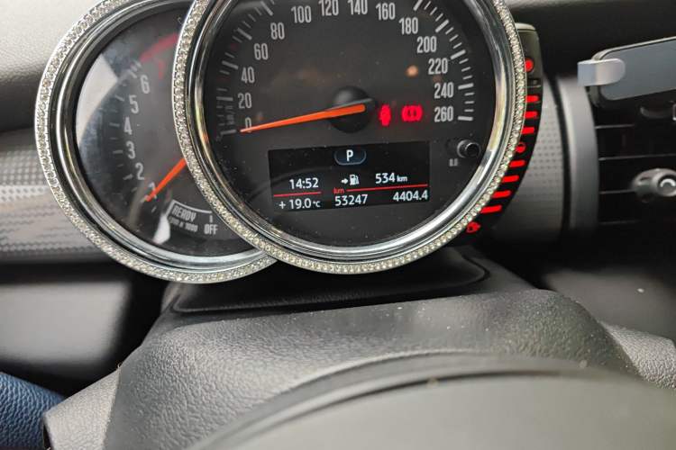 Used MINI 2016 1.5T COOPER Five-Door Edition Odometer Close Up