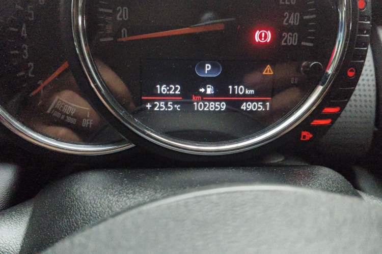 Used MINI 2016 1.5T COOPER Five-Door Edition Odometer Close Up