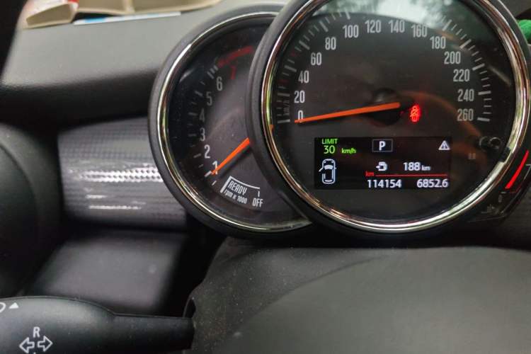 Used MINI 2016 1.5T COOPER Five-Door Edition Odometer Close Up