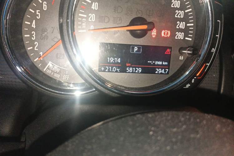Used MINI 2016 1.5T COOPER Five-Door Edition Odometer Close Up