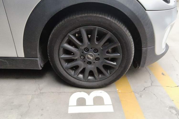 Used MINI 2016 1.5T COOPER Five-Door Edition Right Front Wheel Hub