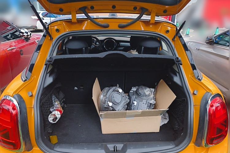 Used MINI 2016 1.5T COOPER Five-Door Edition Trunk