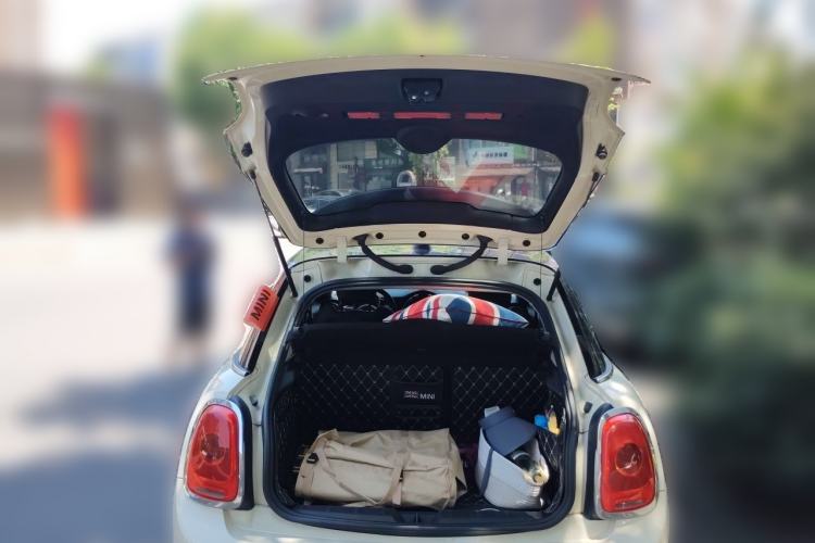 Used MINI 2016 1.5T COOPER Five-Door Edition Trunk